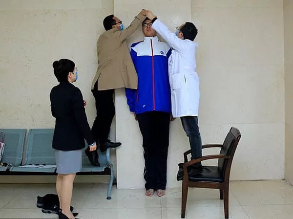 14 year old Chinese boy becomes the tallest male teenager in the world