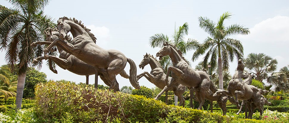 Sculptures depicting seven horses hinting 