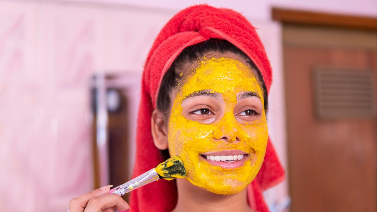 How to use turmeric on face for glowing skin